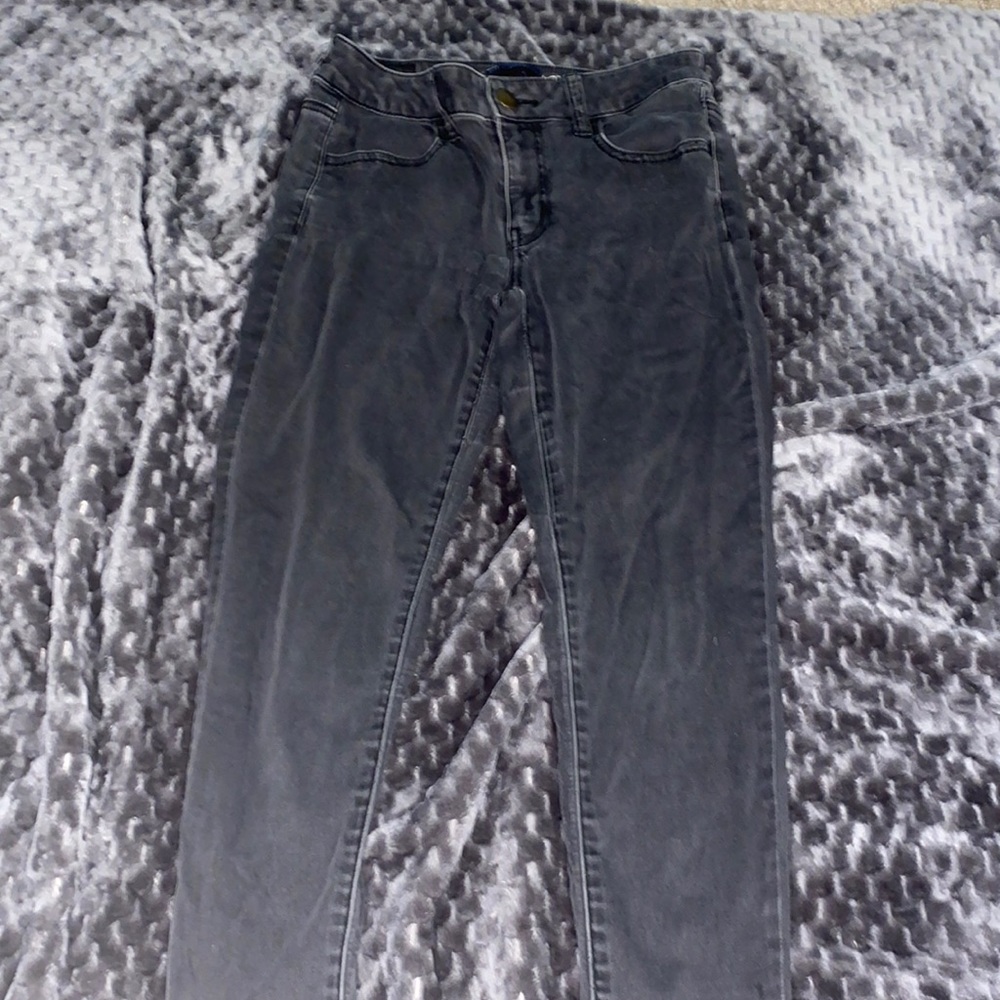 I’m selling these cute black jeans from American eagle
